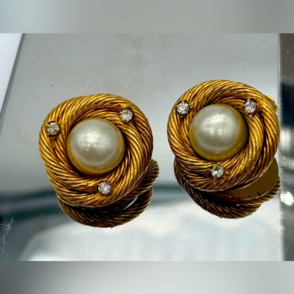 ❗️SOLD❗️CHANEL Bird’s Nest Clip on Earrings